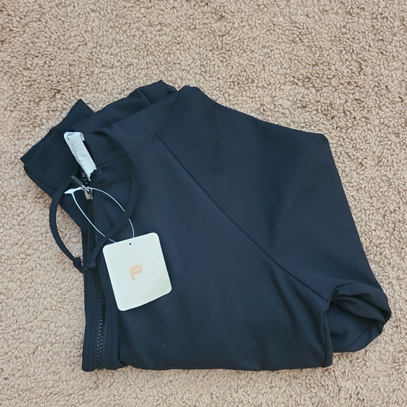 NWT - Fabletics black cropped hoodie zip-up, light weight jacket - Picture 8 of 9